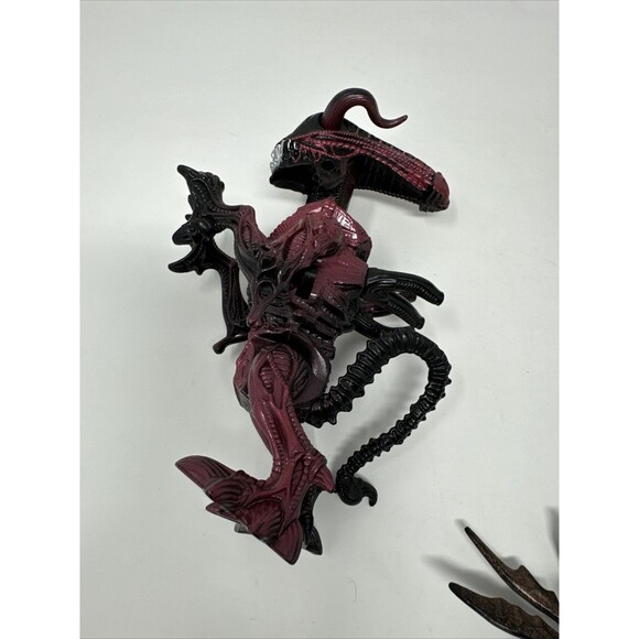 1992 Kenner Alien Queen Alien with Queen Burster 6" + 1994 Alien Bull Figure - Picture 12 of 13